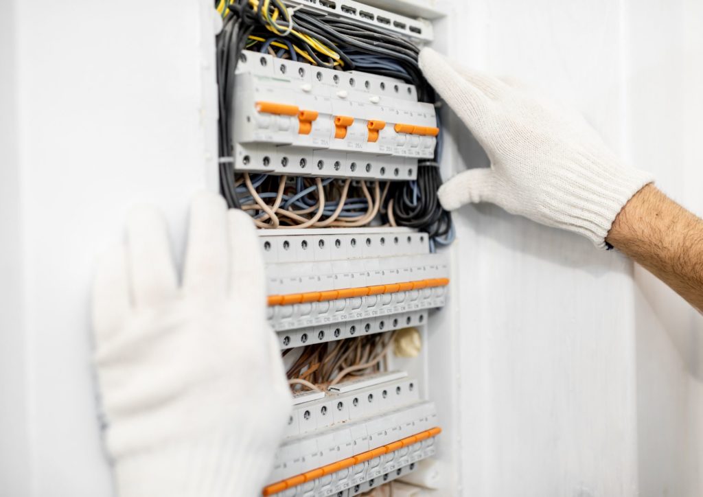 Garantizando la seguridad en instalaciones eléctricas profesionales: Estrategias y protocolos para entornos industriales