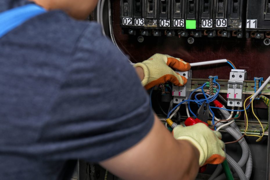 Electricista arreglando una instalación en Mataró